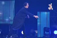 ぬいぐるみを投げるミンギ。