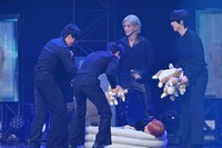 柴犬のぬいぐるみたちを守るホンジュン（右下）。