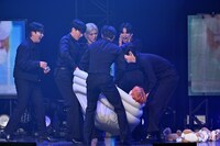 ぬいぐるみそっちのけでホンジュンを運ぶメンバーたち。