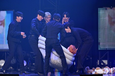 ぬいぐるみそっちのけでホンジュンを運ぶメンバーたち。