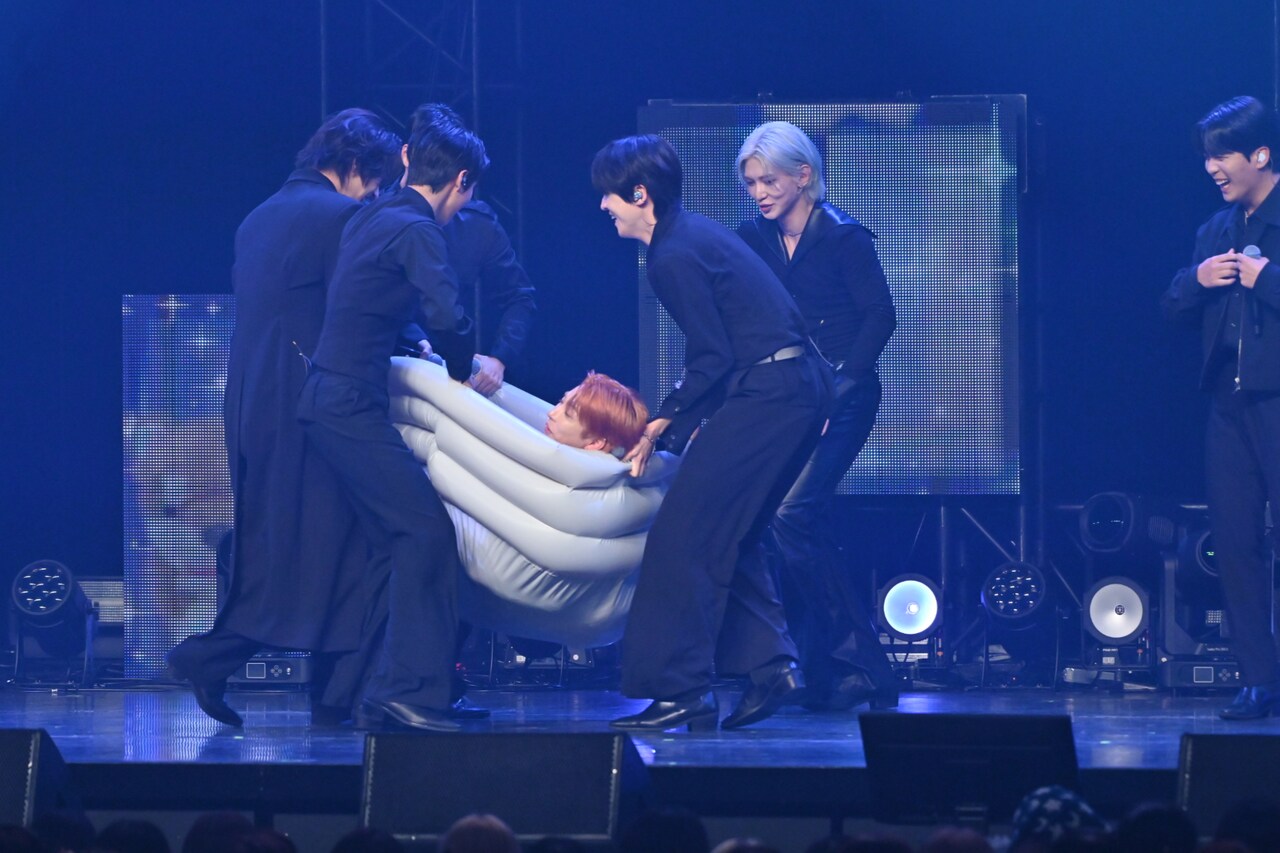 ぬいぐるみそっちのけでホンジュンを運ぶメンバーたち。 - ATEEZがひさ