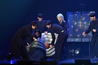 ぬいぐるみそっちのけでホンジュンを運ぶメンバーたち。