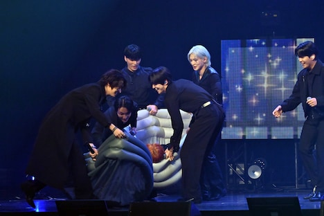 ぬいぐるみそっちのけでホンジュンを運ぶメンバーたち。