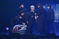 ぬいぐるみそっちのけでホンジュンを運ぶメンバーたち。