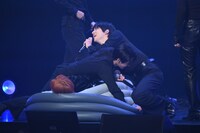 ホンジュン（下）に雪崩れるソンファ（中央）、ユンホ（上）。