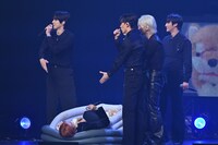 ぬいぐるみそっちのけでホンジュンを運んだメンバーたち。