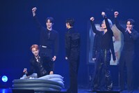 勝利が確定しガッツポーズする黒チーム。