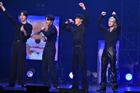 勝利してガッツポーズする黒チーム。