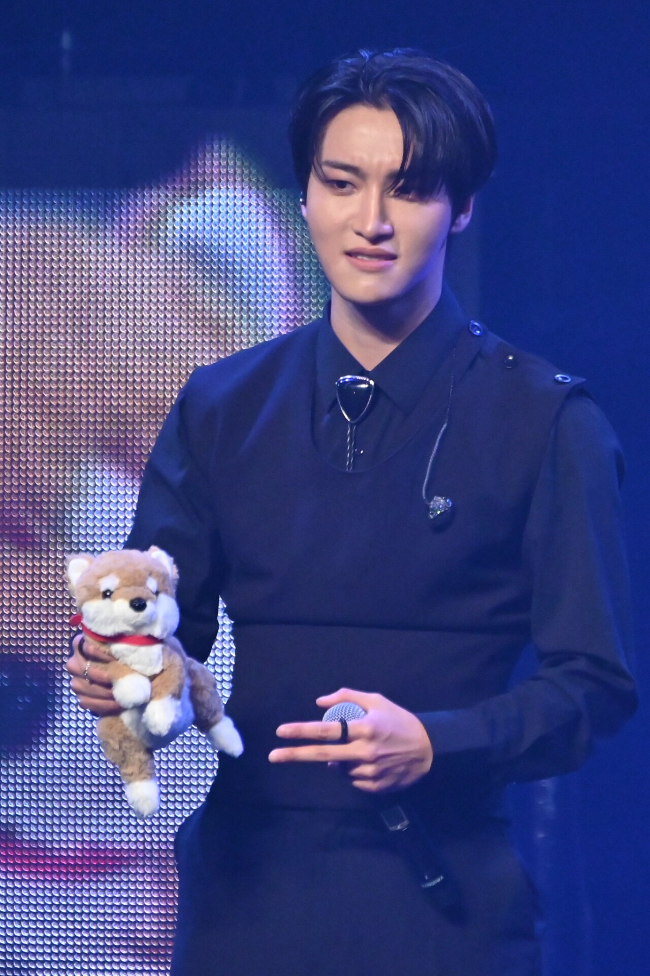 柴犬のぬいぐるみを握りしめるソンファ。 - ATEEZがひさびさ日本