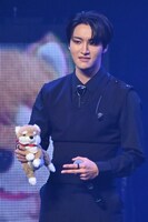 柴犬のぬいぐるみを握りしめるソンファ。