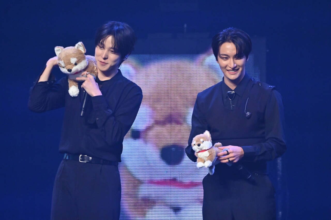 上機嫌なユンホ（左）とソンファ（右）。 - ATEEZがひさびさ日本