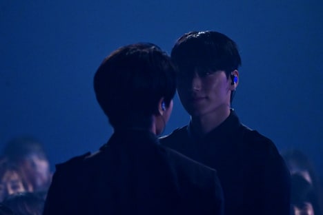 「FACE」のパフォーマンスの様子。