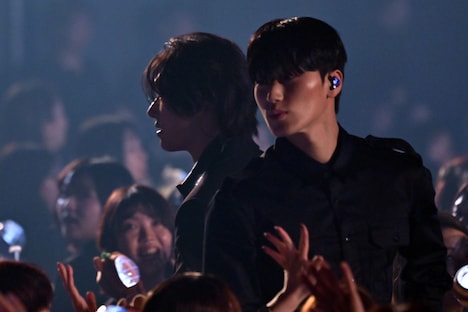 「FACE」のパフォーマンスの様子。