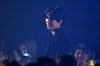 「FACE」のパフォーマンスの様子。