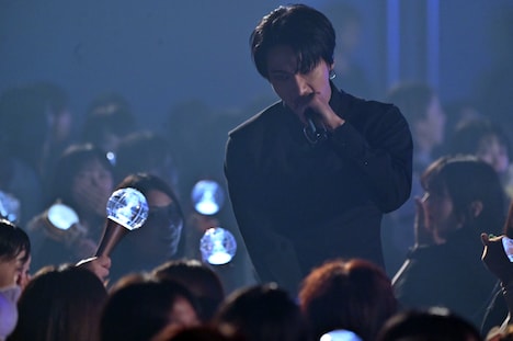 「FACE」のパフォーマンスの様子。