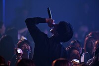 「FACE」のパフォーマンスの様子。