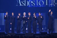 7人のメンバーと自由に動き回るミンギ（右端）。