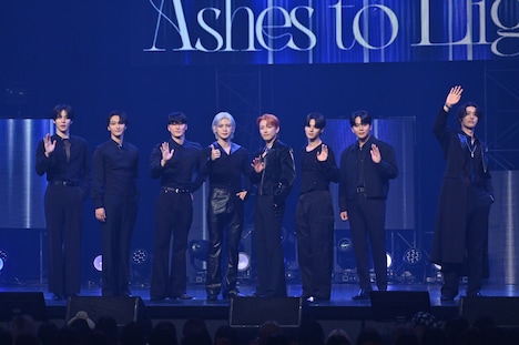 7人のメンバーと自由に動き回るミンギ(右端)。