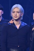 フォトコールに応じるヨサン。