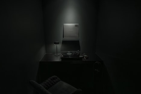 「BLACK RECORDS」地下1階の特別試聴室の様子。