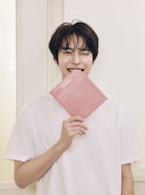 Biodance「バイオコラーゲンリアルディープマスク」を手にするドヨン。