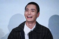 笑顔の青木柚。