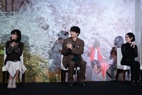 サプライズで登場した新海誠を温かく迎える森七菜（左）、松村北斗（中央）、高畑充希（右）。