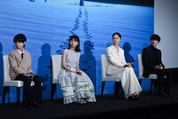 左から上田悠斗（EBiDAN NEXT）、白山乃愛、宮崎あおい、奥山由之監督。