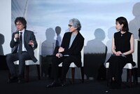 左から新海誠、吉岡秀隆、木竜麻生。