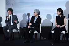 左から新海誠、吉岡秀隆、木竜麻生。