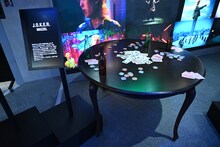 MAZZEL「J.O.K.E.R.」のミュージックビデオに登場するテーブル。