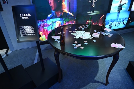 MAZZEL「J.O.K.E.R.」のミュージックビデオに登場するテーブル。