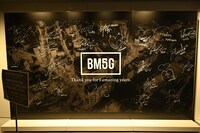 SHIBUYA TSUTAYA地下1階のグッズ販売ブースに掲出されているサインボード。