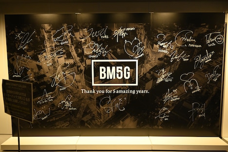 SHIBUYA TSUTAYA地下1階のグッズ販売ブースに掲出されているサインボード。