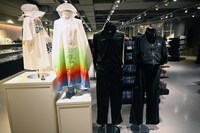 SHIBUYA TSUTAYA地下1階のグッズ販売ブースの様子。