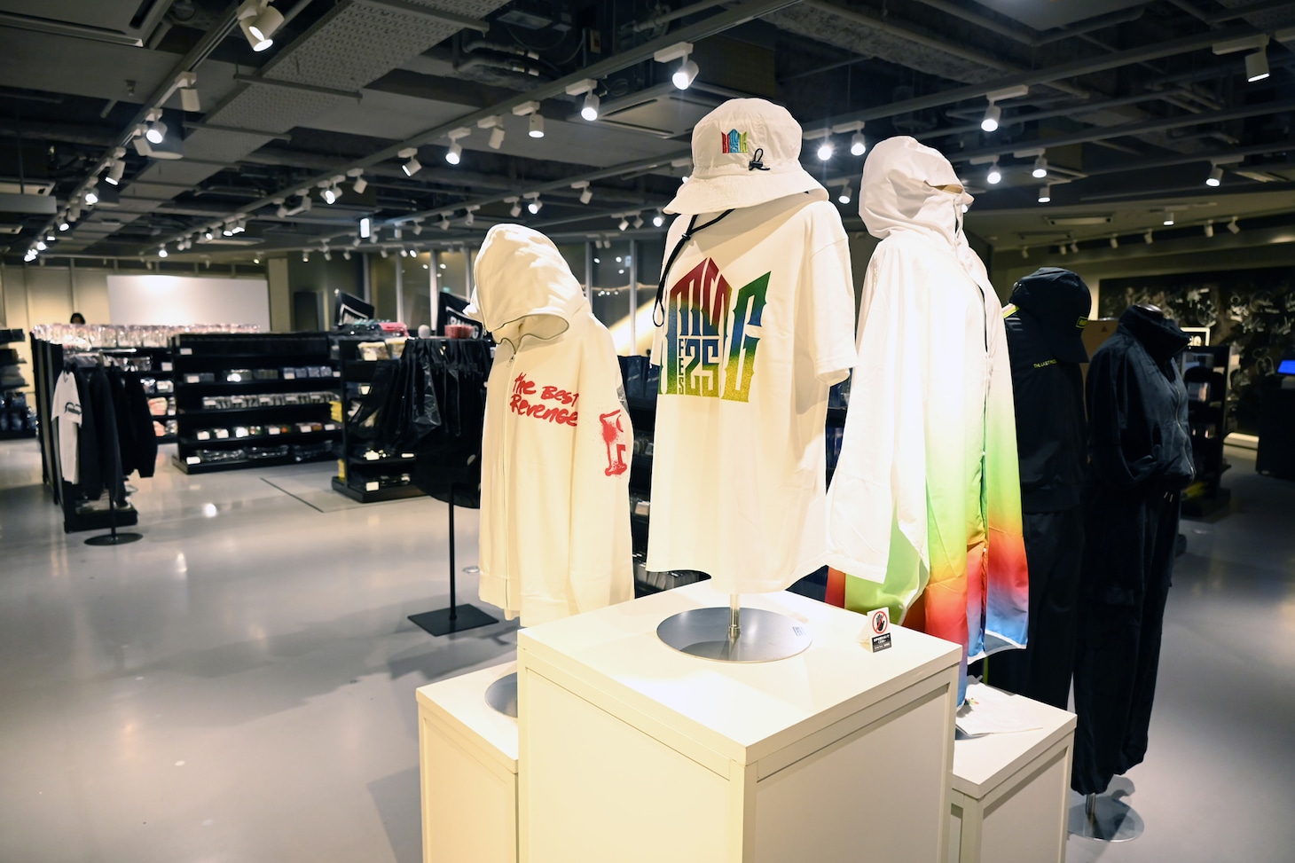 SHIBUYA TSUTAYA地下1階のグッズ販売ブースの様子。