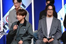 「プリズンギャングって何？」という驚きを再現するEXILE NAOTO（前列左）。