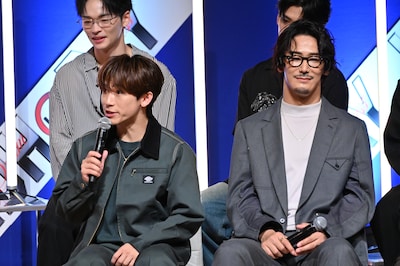 「プリズンギャングって何？」という驚きを再現するEXILE NAOTO（前列左）。