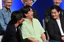 前列左から佐藤寛太、青柳翔、川村壱馬。