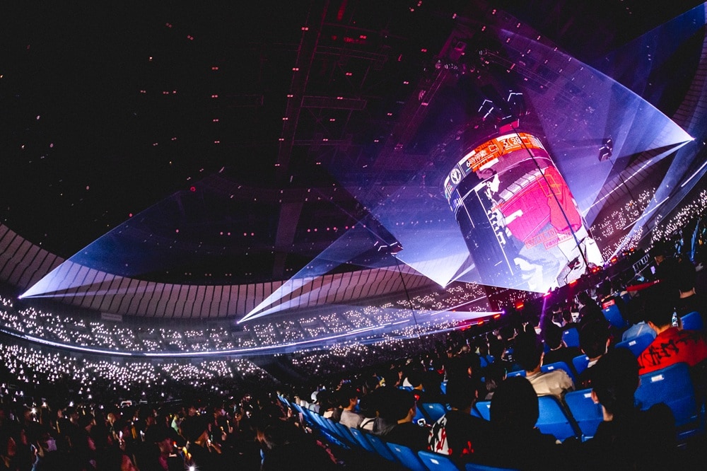amazarashi「電脳演奏監視空間 ゴースト」の様子。