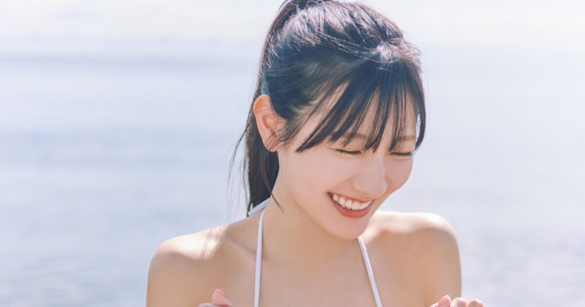 日向坂46河田陽菜が波打ち際でキュートにはにかむビキニカット - 音楽 