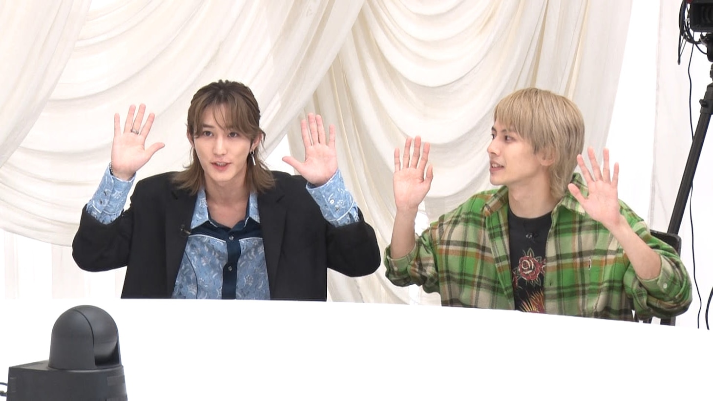 左から橋本涼、矢花黎（ともにB&ZAI）。 ©テレビ東京
