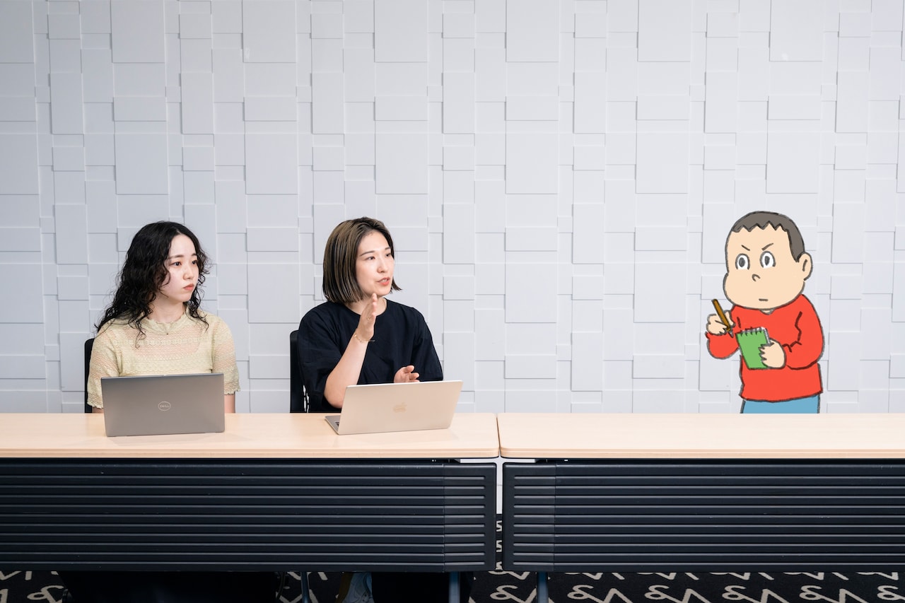 真剣にインタビューするキニナル君。