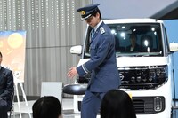 着席しようとしたところを司会者に止められたリョウガ交通安全大使。