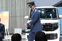 着席しようとしたところを司会者に止められたリョウガ交通安全大使。