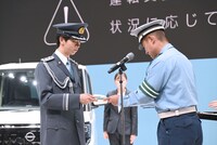 委嘱状を受けるリョウガ交通安全大使。