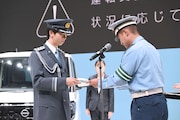委嘱状を受けるリョウガ交通安全大使。