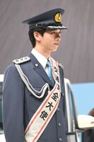 委嘱状を受けるリョウガ交通安全大使。