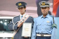 記念撮影に応じるリョウガ交通安全大使（左）。