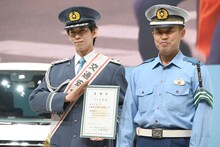 記念撮影に応じるリョウガ交通安全大使（左）。